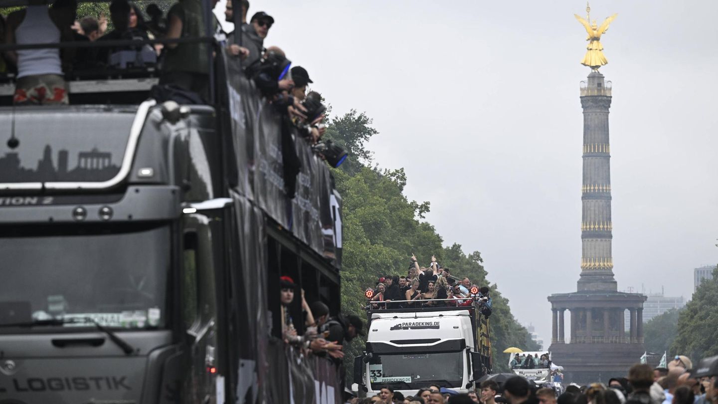 Besucher der Techno-Parade "Rave The Planet" in Berlin