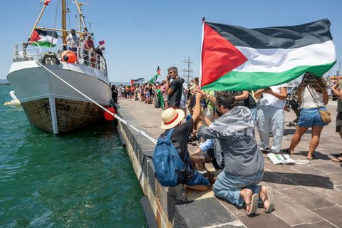 Das Schiff "Handala" vor Ablegen in Syrakus