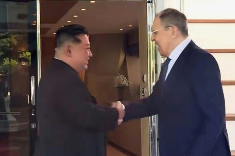 Kim Jong Un (l.) und Lawrow