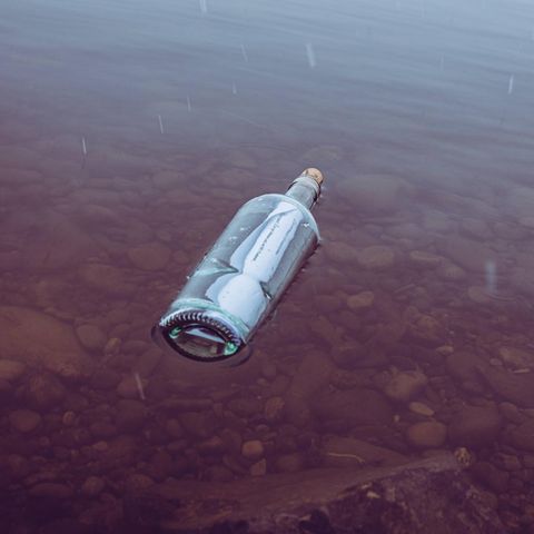 Die Flaschenpost schwamm von Kanada bis nach Irland