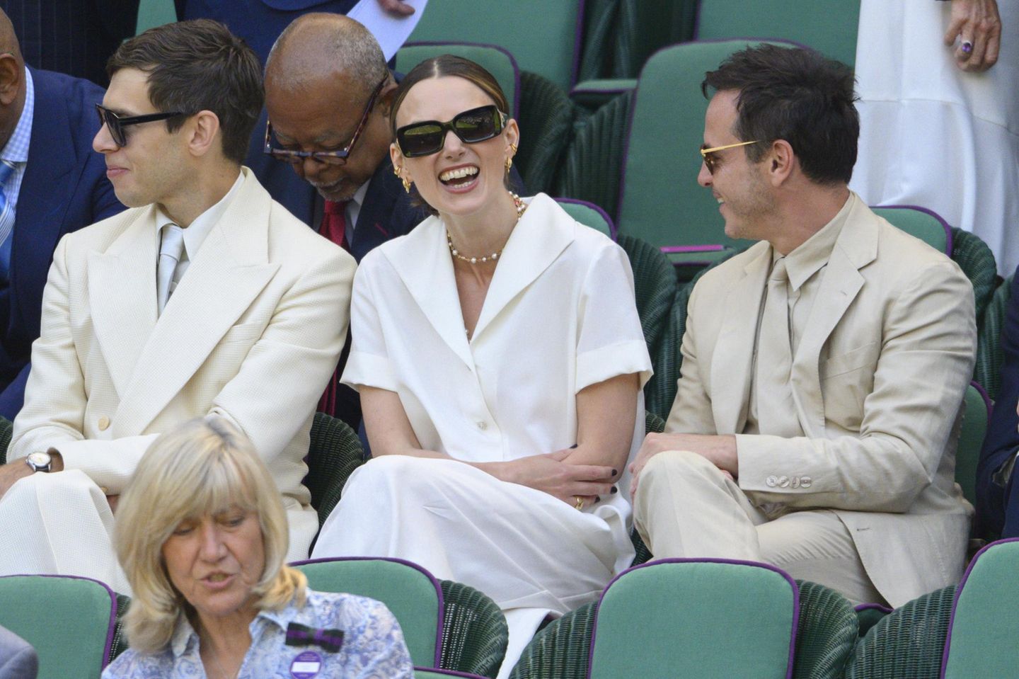 Keira Knightley mit James Righton (l.) und Andrew Scott