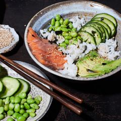 Lachs-Liebe ohne Nori: Diese Bowl bringt das Beste aus dem Sushi-Restaurant direkt nach Hause