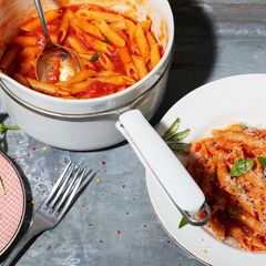 Ein Topf, viel Geschmack: Chiliflocken und frisches Basilikum machen diese Pasta unwiderstehlich würzig