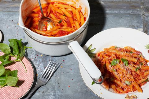 Ein Topf, viel Geschmack: Chiliflocken und frisches Basilikum machen diese Pasta unwiderstehlich würzig