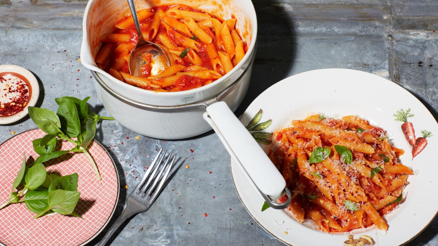 Ein Topf, viel Geschmack: Chiliflocken und frisches Basilikum machen diese Pasta unwiderstehlich würzig
