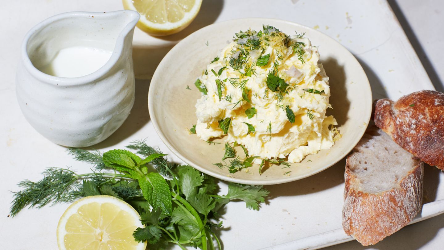 Tereyağı Mucizesi: Bu açılan Ayran tereyağı ekmeği vuruyor