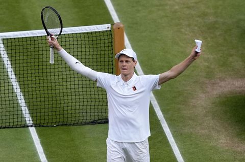 Jannik Sinner breitet nach seinem Sieg in Wimbledon die Arme zum Jubel aus
