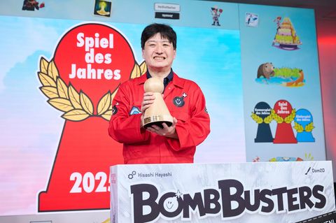 Brettspielautor Hisashi Hayashi gewann mit "Bomb Busters" die Auszeichnung "Spiel des Jahres" 2025. Foto: Annette Riedl/dpa