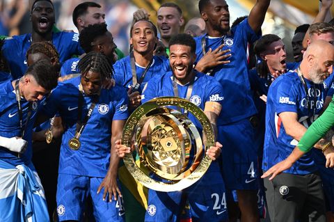 Chelseas Reece James jubelt mit der Trophäe und freut sich mit seinen Mitspielern über den Gewinn der Klub-WM