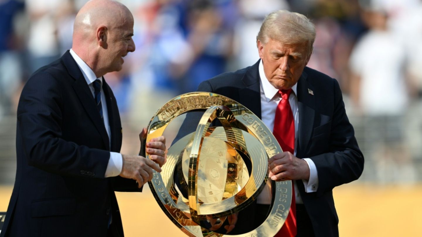 Fifa-Präsident Infantino (l.) und Trump mit dem Pokal