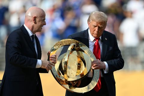 Fifa-Präsident Infantino (l.) und Trump mit dem Pokal