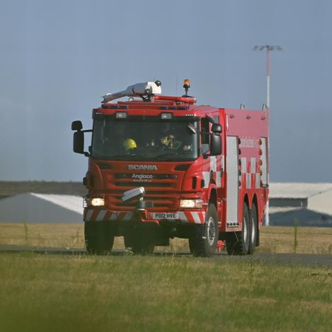 Rettungskräfte am Flughafen London-Southend sind nach einem Flugzeugabsturz im Einsatz