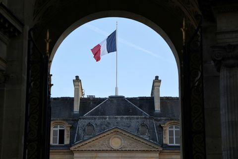 Französische Fahne über dem Elysée-Palast
