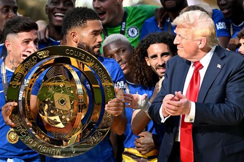 Chelseas Reece James (l./vorn) hält die Klub-WM-Trophäe in der Hand und US-Präsident Donald Trump schaut zu