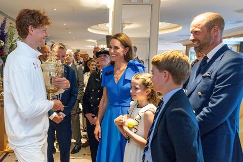 Wimbledon-Sieger Jannik Sinner (l.), steht mit Kate, Charlotte, George und Williams bei einem Plausch zusammen