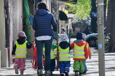 In Deutschland werden dringend mehr Fachkräfte gebraucht. Unter anderem fehlte es an Erzieherinnen (Archivbild)