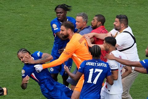 Klub-WM: PSG-Keeper Gianluigi Donnarumma (in Orange) und PSG-Trainer Luis Enrique streiten mit Chelasea-Profis