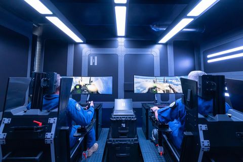 Zwei Helsing-Kampfpiloten sitzen am Flugsimulator in einem futuristisch gestalteten Raum