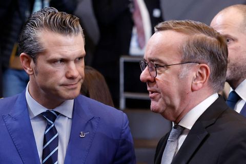 US-Verteidigungsminister Pete Hegseth (m.) vor Kurzem mit dem deutschen Amtskollegen Boris Pistorius (r.) in Brüssel