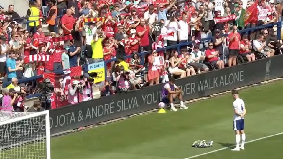 Erstes Spiel nach Diogo Jotas Tod sorgt für ergreifende Szenen beim LFC