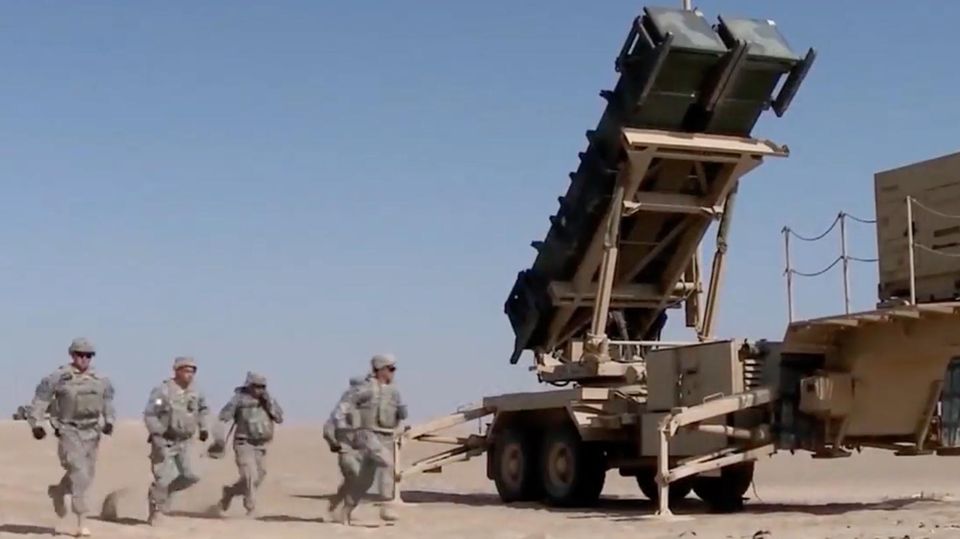 Soldaten laufen durch sandiges Gebiet