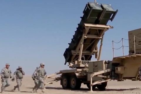 Soldaten laufen durch sandiges Gebiet