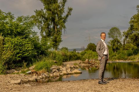 Flut im Ahrtal: Oberbürgermeister von Sinzig Andreas Geron steht an der Ahr