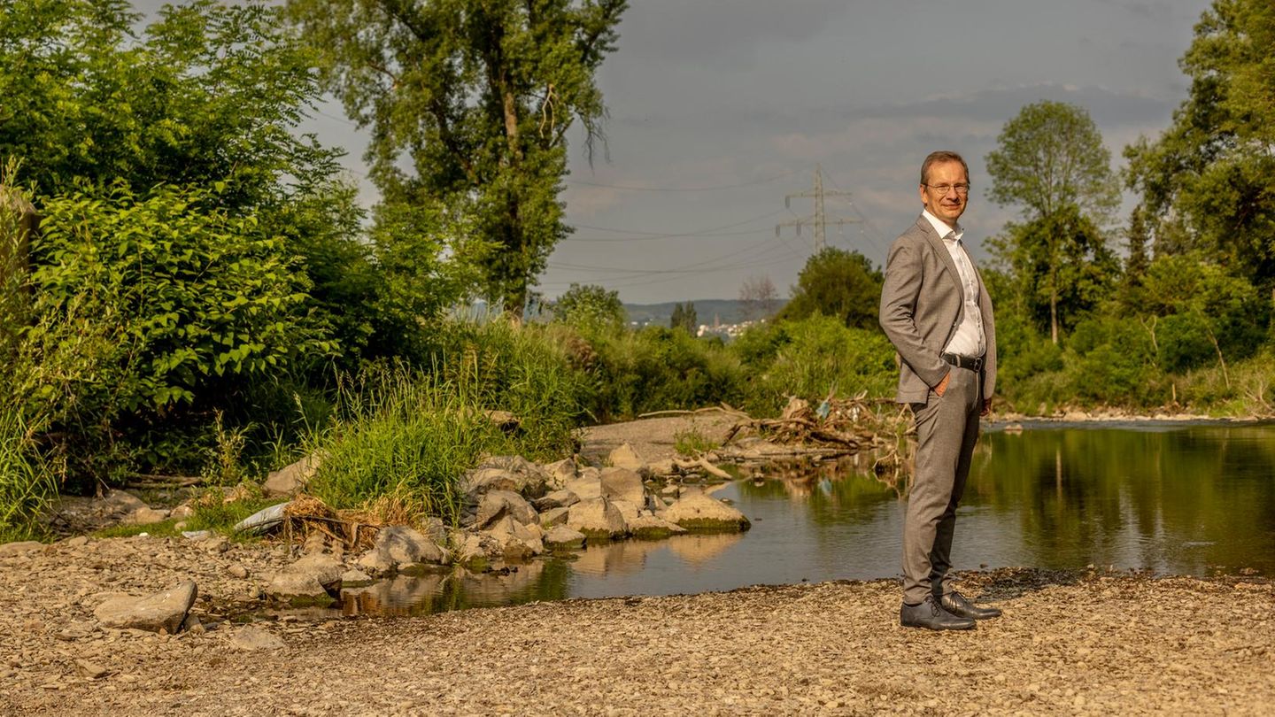 Flut im Ahrtal: Oberbürgermeister von Sinzig Andreas Geron steht an der Ahr Flut im Ahrtal: Oberbürgermeister von Sinzig Andreas Geron steht an der Ahr