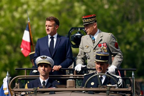 Macron (links) und der Generalstabschef der französischen Armee, Thierry Burkhard