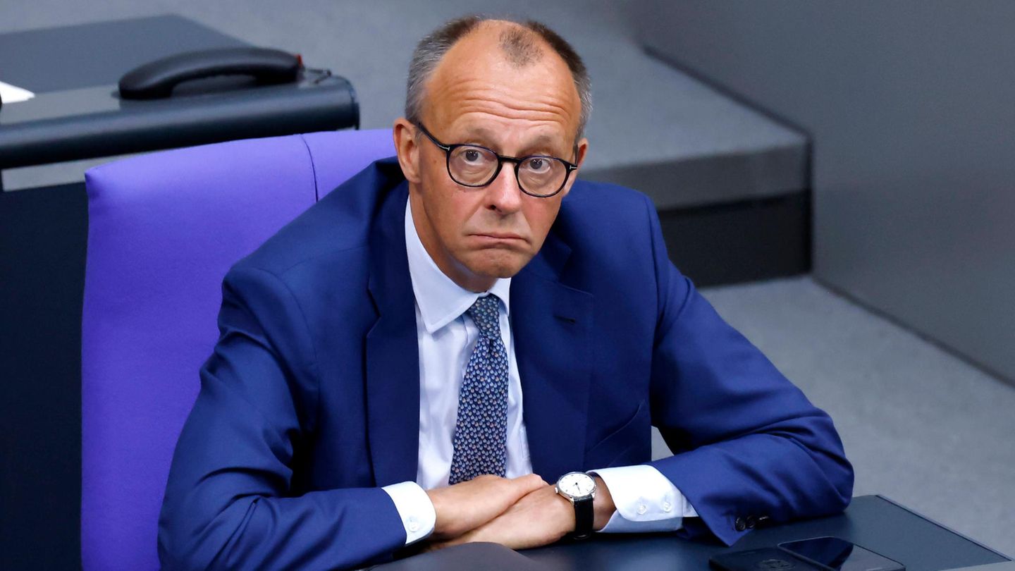 Friedrich Merz Friedrich Merz sitzt im Plenum des Deutschen Bundestags