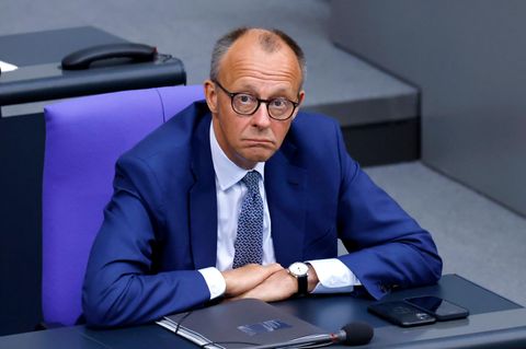Friedrich Merz sitzt im Plenum des Deutschen Bundestags