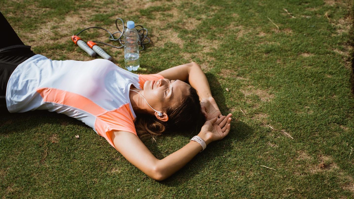Vor allem Läuferinnen und Läufer sind beim Sport der Hitze ausgesetzt. Ab etwa 30 Grad steigt die Belastung für den Körper enorm. Dann ist es besser zu pausieren