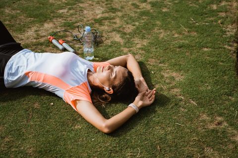 Vor allem Läuferinnen und Läufer sind beim Sport der Hitze ausgesetzt. Ab etwa 30 Grad steigt die Belastung für den Körper enorm. Dann ist es besser zu pausieren
