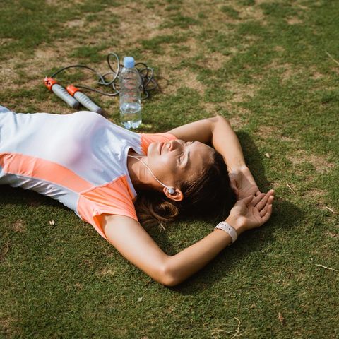 Vor allem Läuferinnen und Läufer sind beim Sport der Hitze ausgesetzt. Ab etwa 30 Grad steigt die Belastung für den Körper enorm. Dann ist es besser zu pausieren
