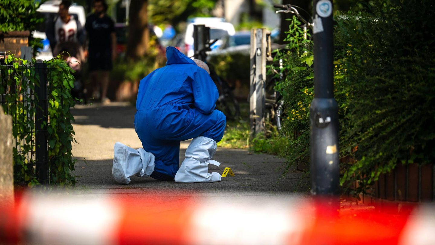 Ein Mitarbeiter der Spurensicherung untersucht den Bereich in Bremen, wo es zu einer Auseinanderssetzung kam