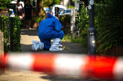 Ein Mitarbeiter der Spurensicherung untersucht den Bereich in Bremen, wo es zu einer Auseinanderssetzung kam