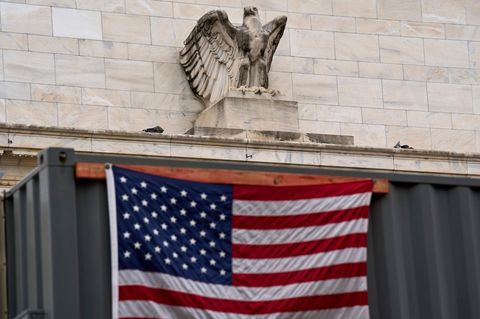 Federal Reserve mit Baustelle und USA-Flagge