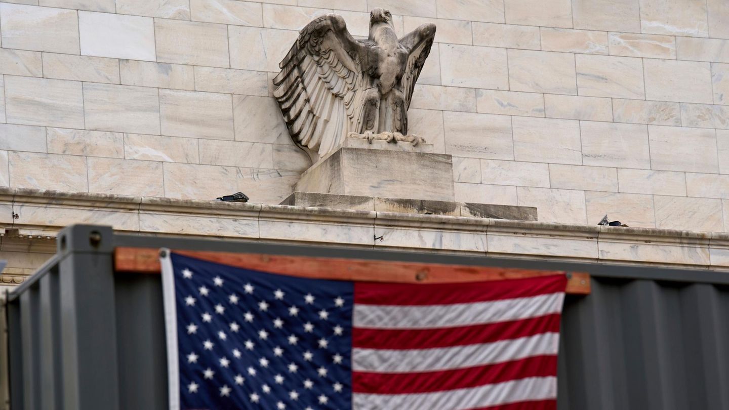 Federal Reserve mit Baustelle und USA-Flagge