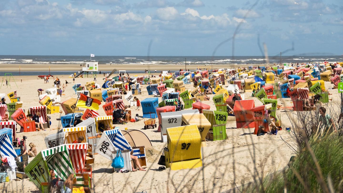 Langeoog Strand mit bunten Strandkörben – Klümpchen Symbolbild