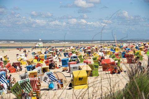 Langeoog Strand mit bunten Strandkörben – Klümpchen Symbolbild