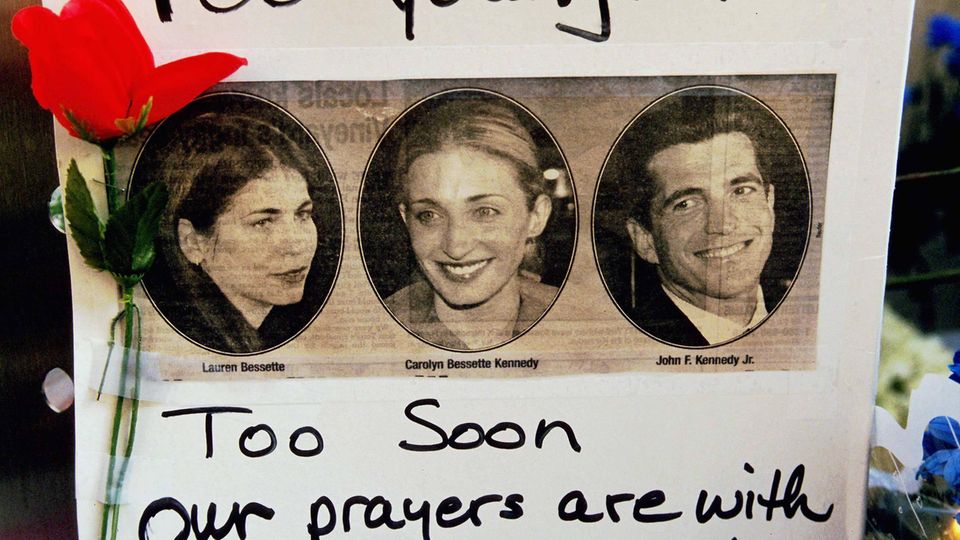 Farewell greeting for John F. Kennedy Jr. and his wife Carolyn Bessetet-Kennedy and her sister Lauren Bessetet