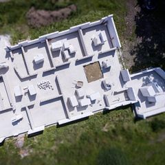 Luftaufnahme von der Sohle und dem Grundriss eines Wohnhausneubaus