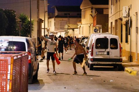 Aufruf zur "Jagd auf Migranten": Mehrere Verletzte bei Krawallen in Spanien 
