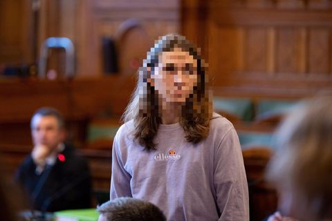 Maja T. im Gerichtssaal in Ungarns Hauptstadt Budapest