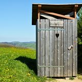 Ein Klohaus in der Schweiz.