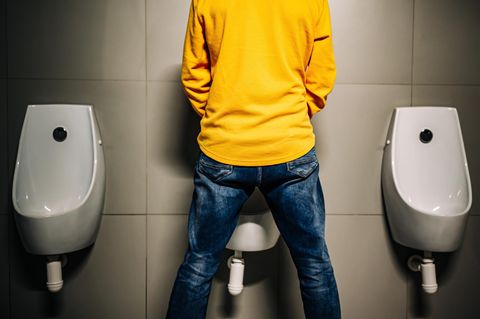 Paruresis: Mann steht an einem Urinal