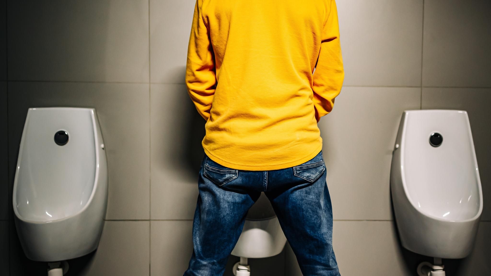 Paruresis: Mann steht an einem Urinal
