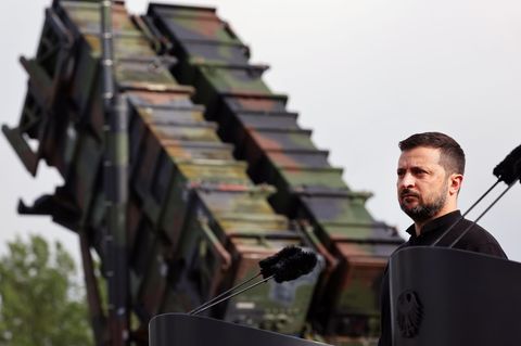 Ukraines Präsident Wolodymyr Selenskyj vor einem Patriot-System