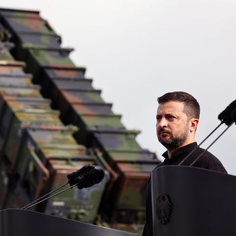 Ukraines Präsident Wolodymyr Selenskyj vor einem Patriot-System