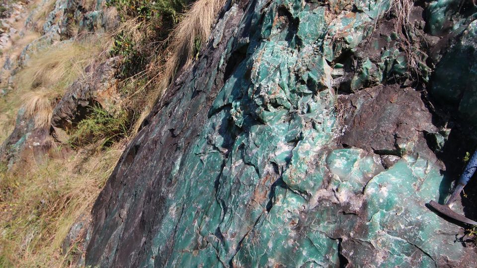 Steinzeitmensch grünes Gestein Steinzeitmensch grünes Gestein